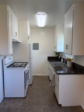 UPDATED 2 BEDROOM / 1 BATH IN BURBANK – 1 MONTH FREE – photo 1