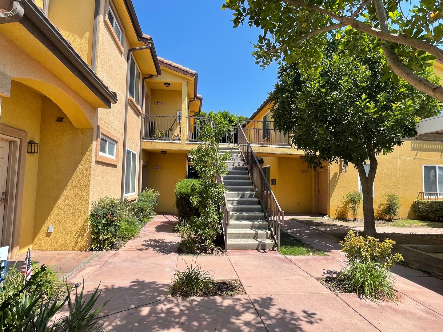Chatsworth Apartment: 10201 Remmet Avenue
