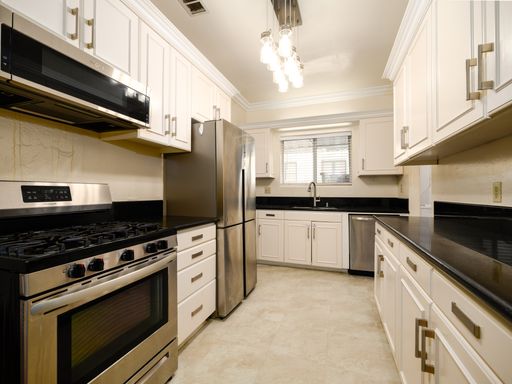 2 Bed/ 1.5 Unit - Beverly Hills - Charming Fourplex – photo 1