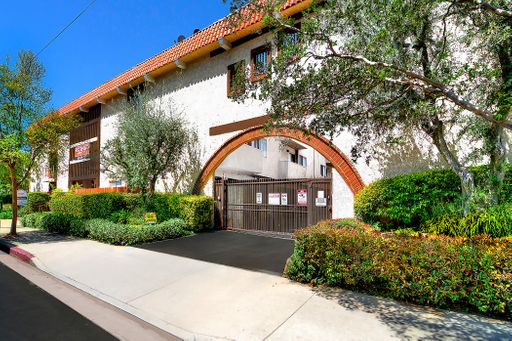 Spacious 3 Bedroom w/ 2 Balconies