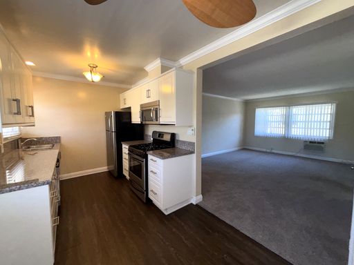 Spacious 1 Bed/1 Bath Upstairs Unit - Studio City