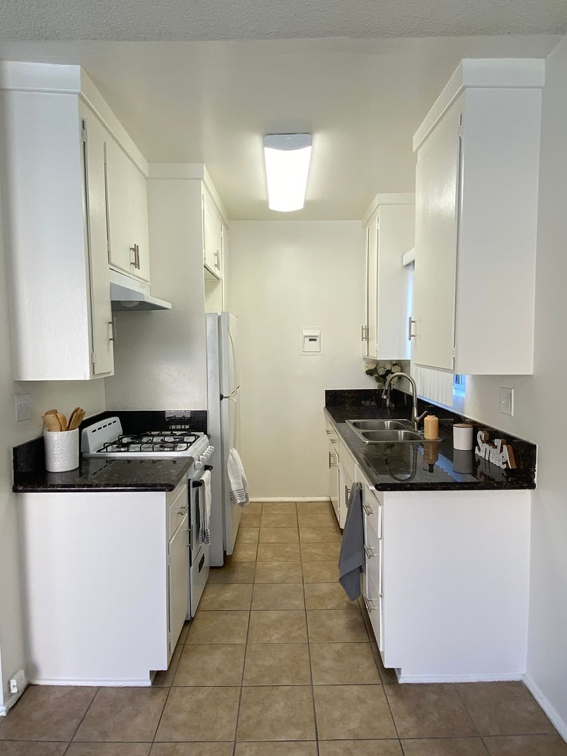 Burbank Apartment: 1719-1723 Grismer Ave.