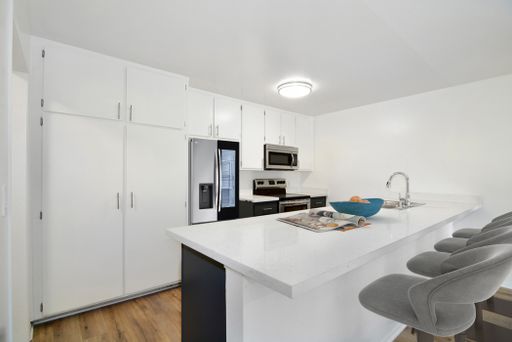 1 Bed & 1 Bath with Amenities - Van Nuys – photo 1