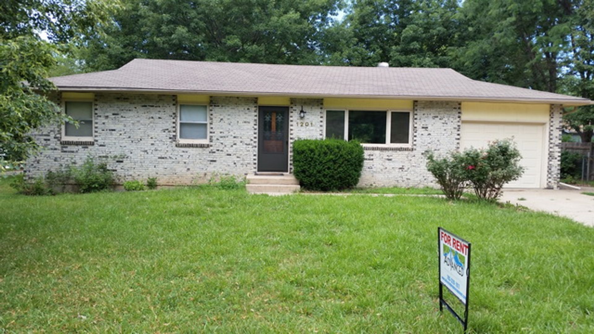 Manhattan House: 1201 Frontier Ln.