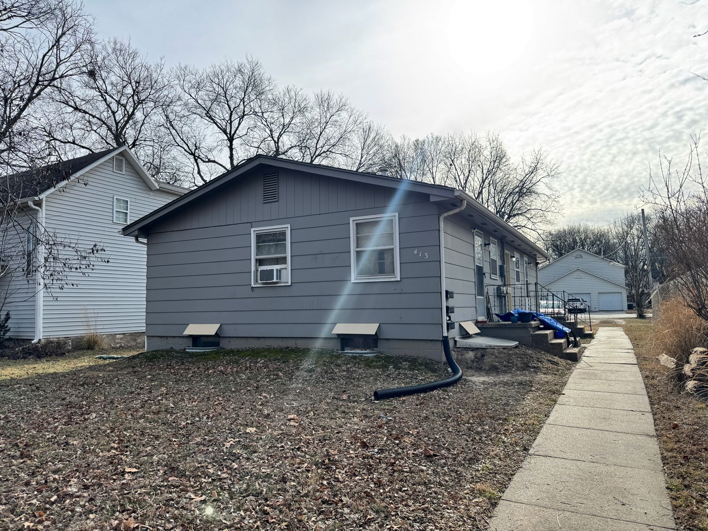 Manhattan House: 413 Moro St. Apt #2