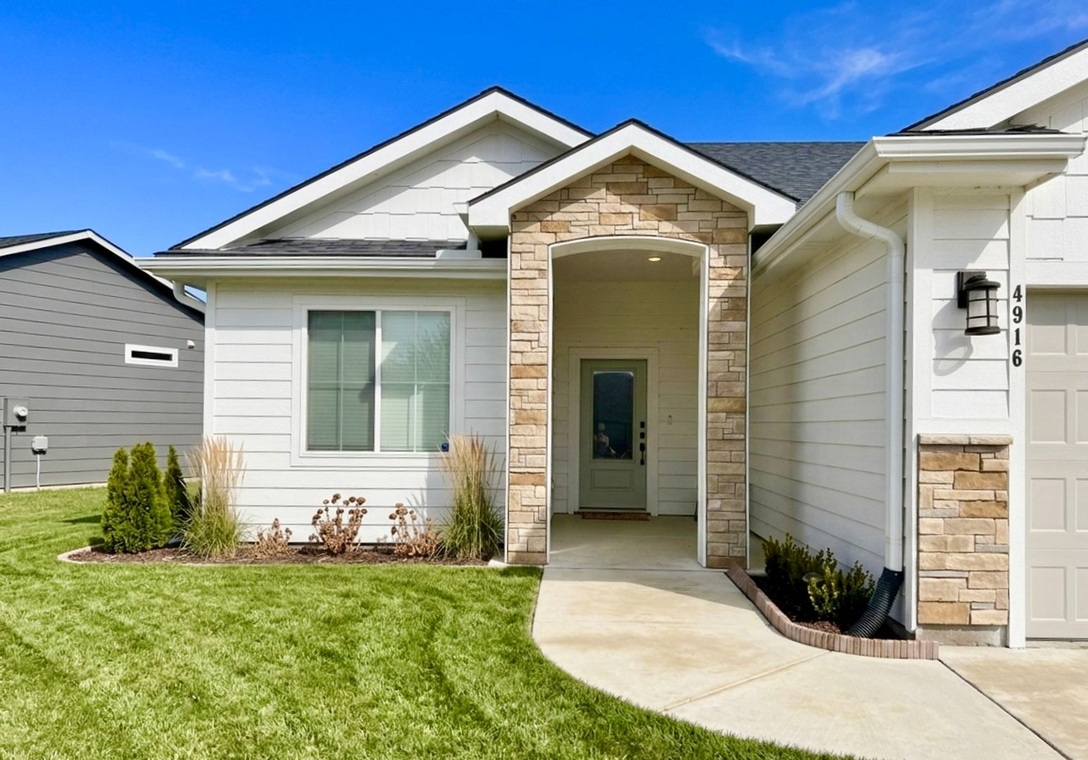 Manhattan House: 4916 Plumthicket Dr