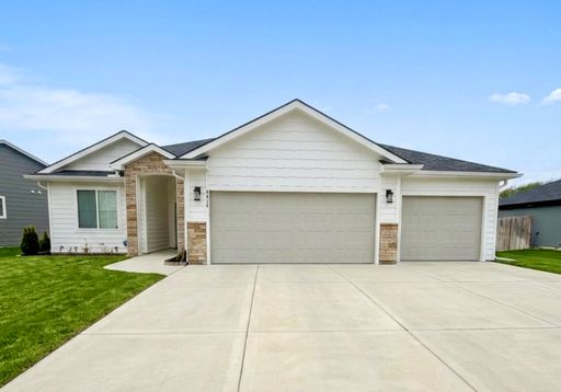 4916 Plumthicket Dr, Manhattan, KS 66503
