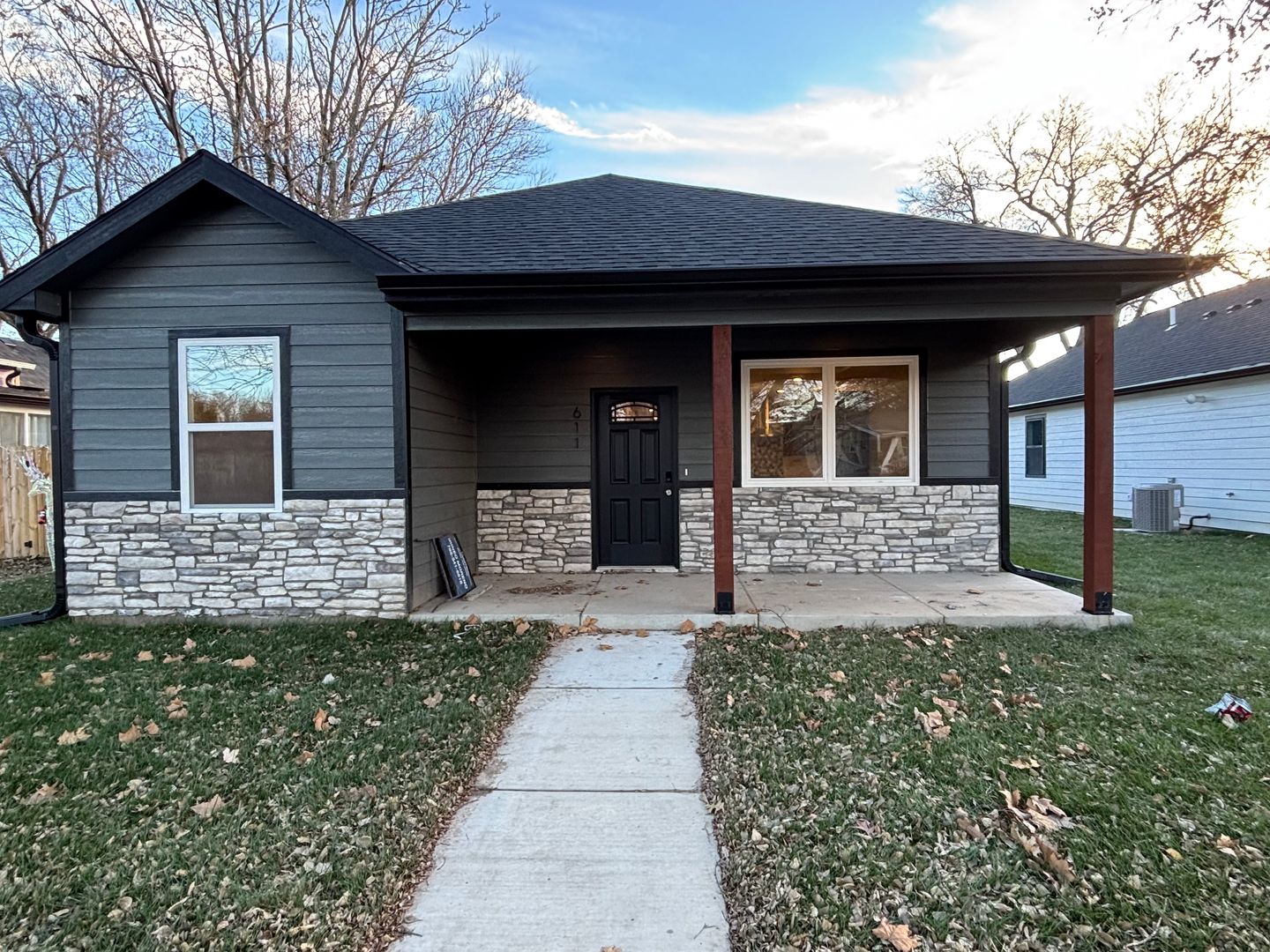 Manhattan House: 611 Yuma St.