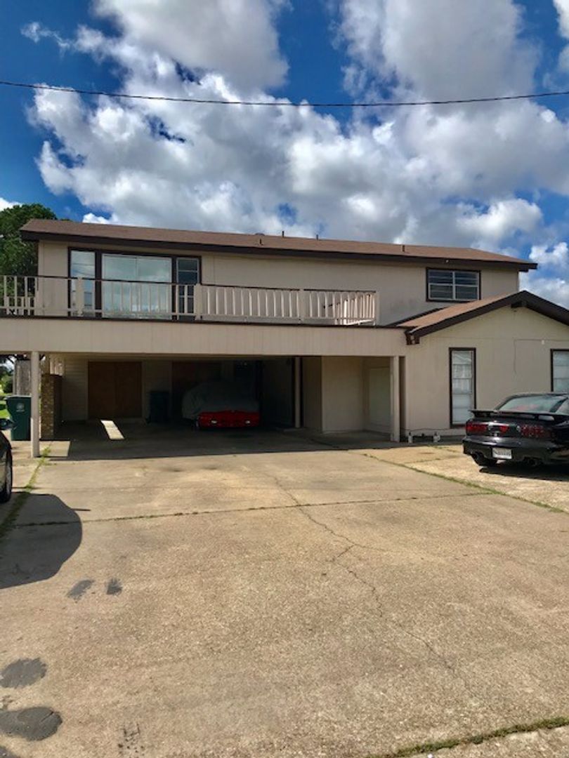 Monroe Apartment: 3204 Cameron St