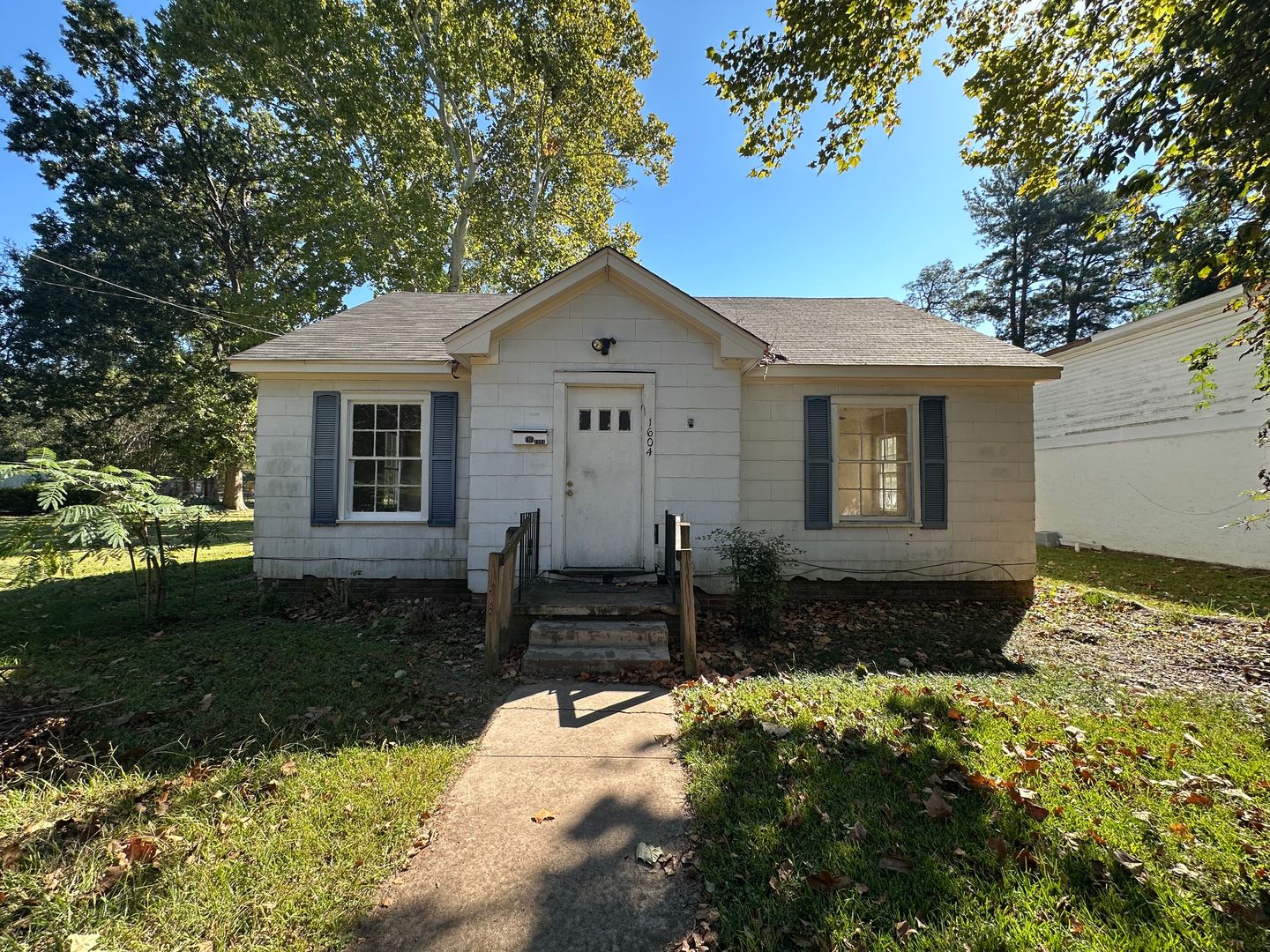 Monroe House: 1604 Filhoil Ave
