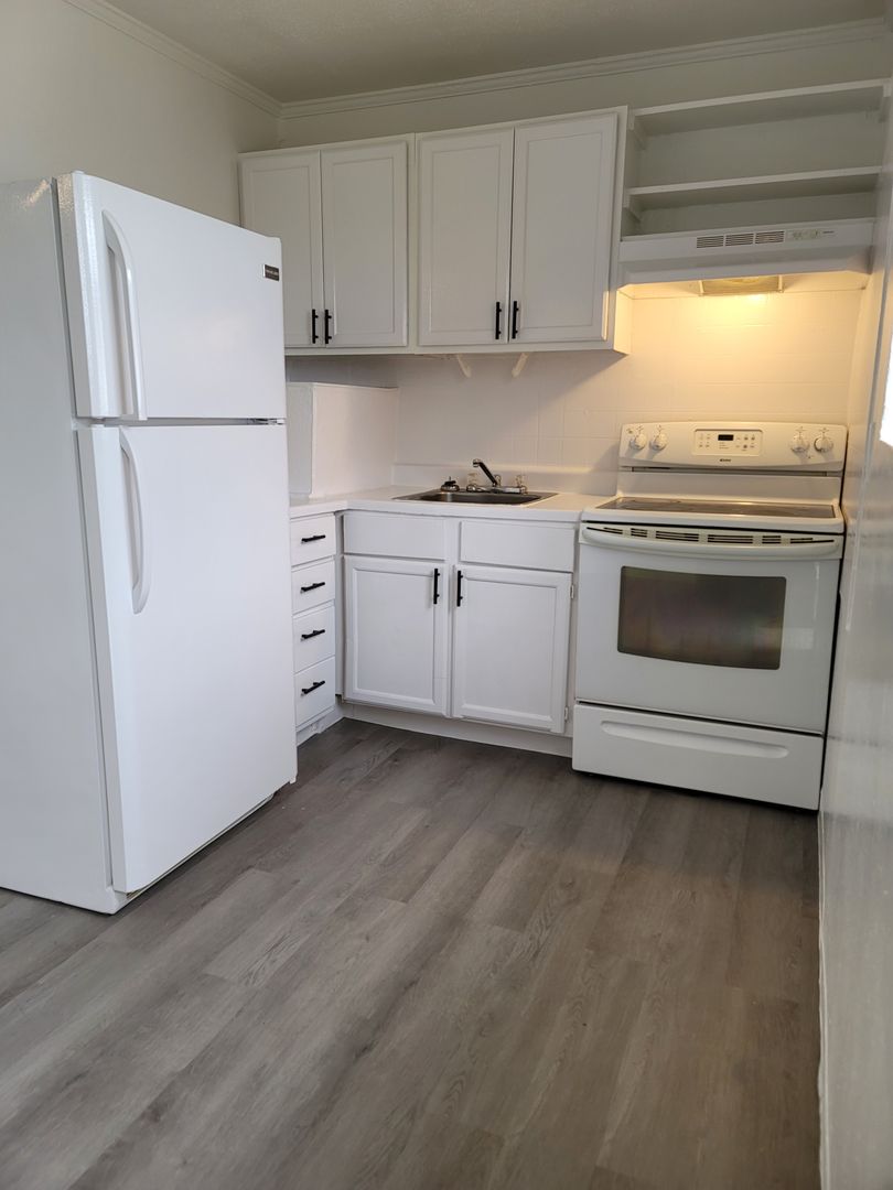 Henderson Apartment: 108 E. Coogan Dr.