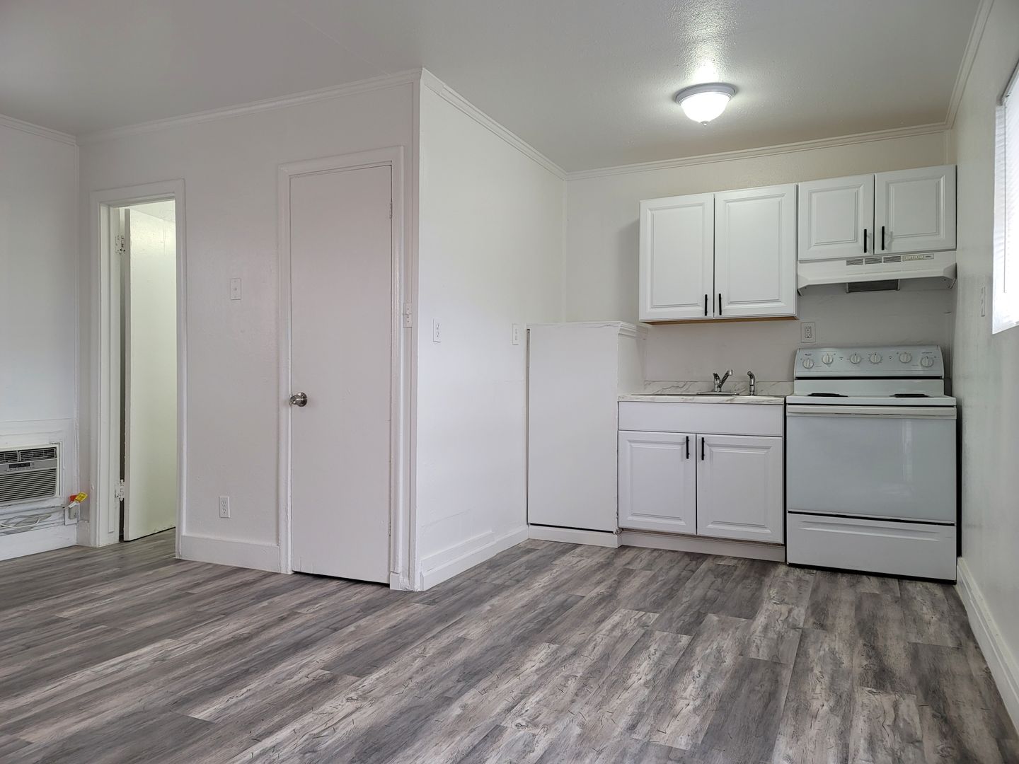 Henderson Apartment: 108 E. Coogan Dr.