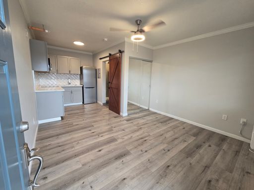 Discover the perfect blend of style and convenience in the heart of Downtown Las Vegas. – photo 1