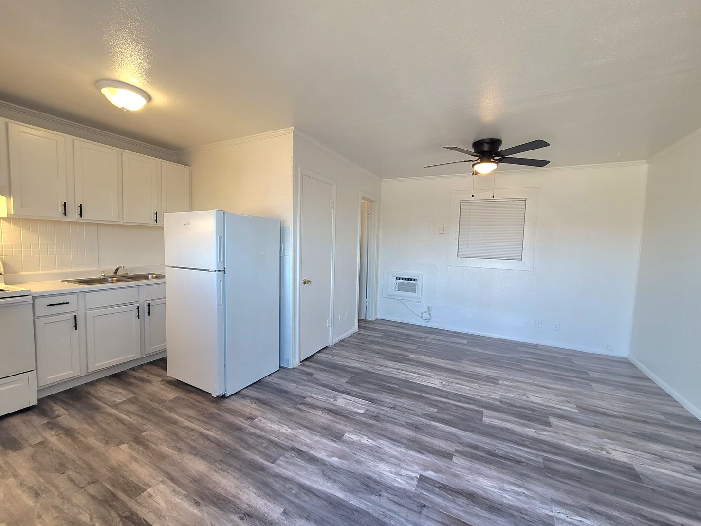 Henderson Apartment: 108 E. Coogan Dr.