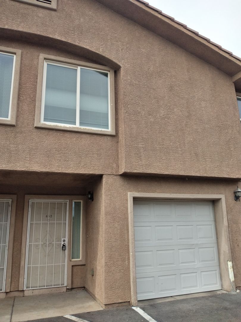 Henderson Apartment: 452 Hunter Dr