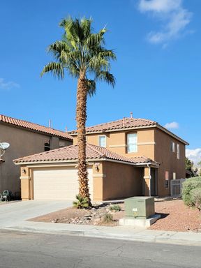 Spacious 3-Bedroom Home with Open Floorplan & Backyard – photo 1