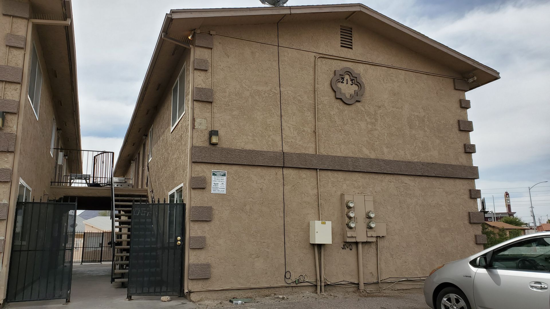 Henderson Apartment: 213 E Foster Ave