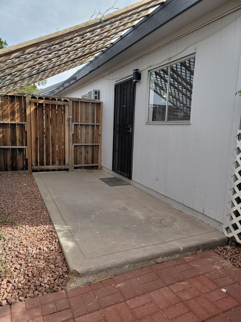 Henderson Apartment: 108 E. Coogan Dr.