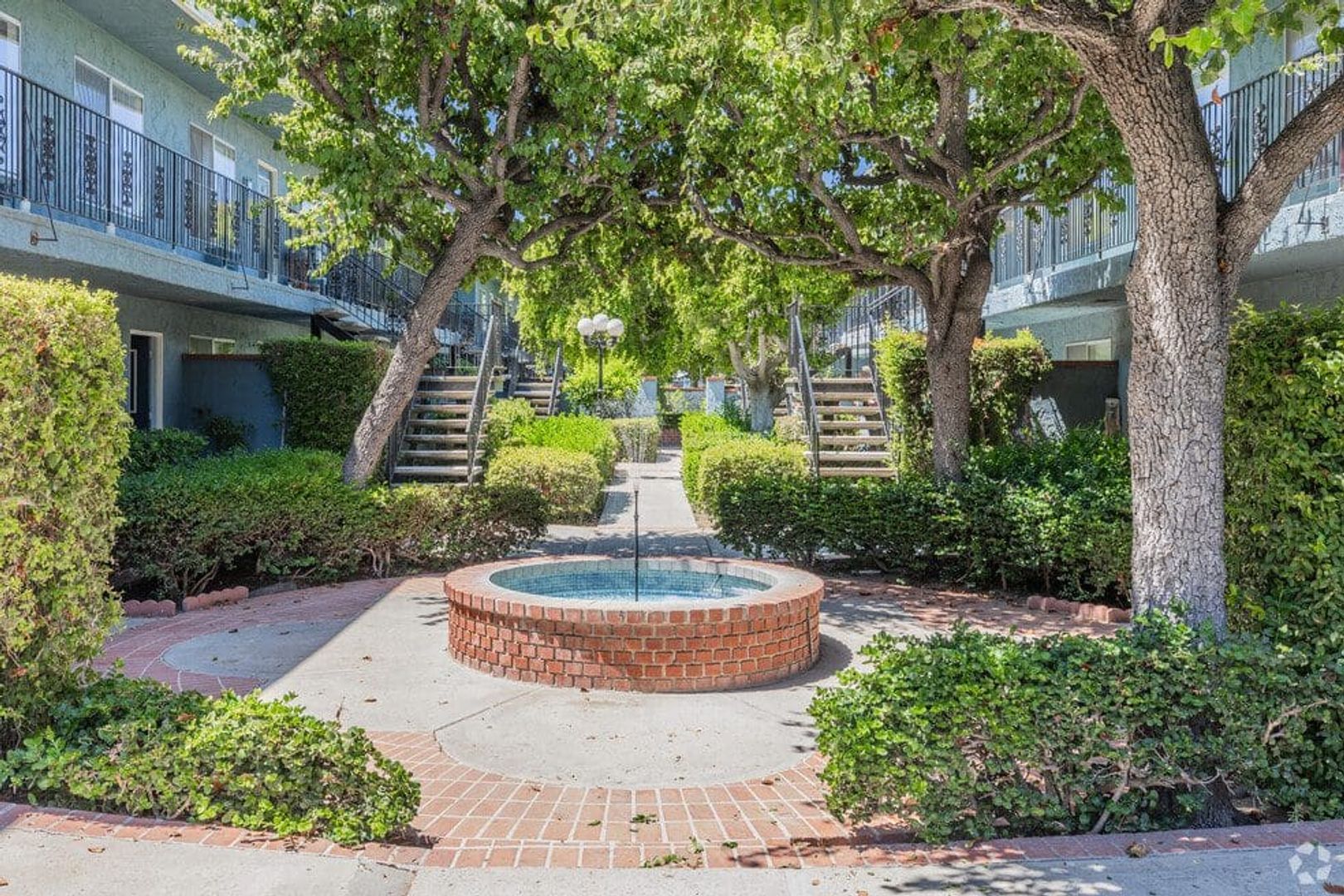Courtyard at Casa de Helix Apartments