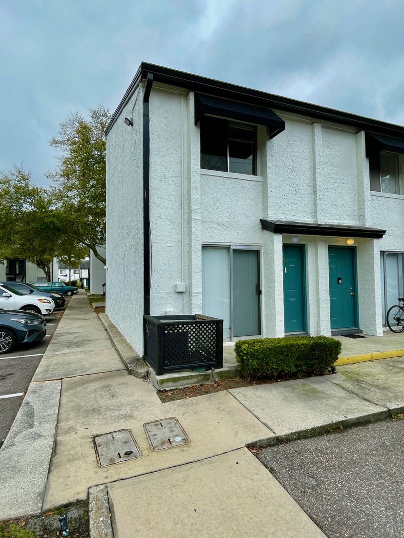 Orlando Condo: 4113 South Semoran Boulevard