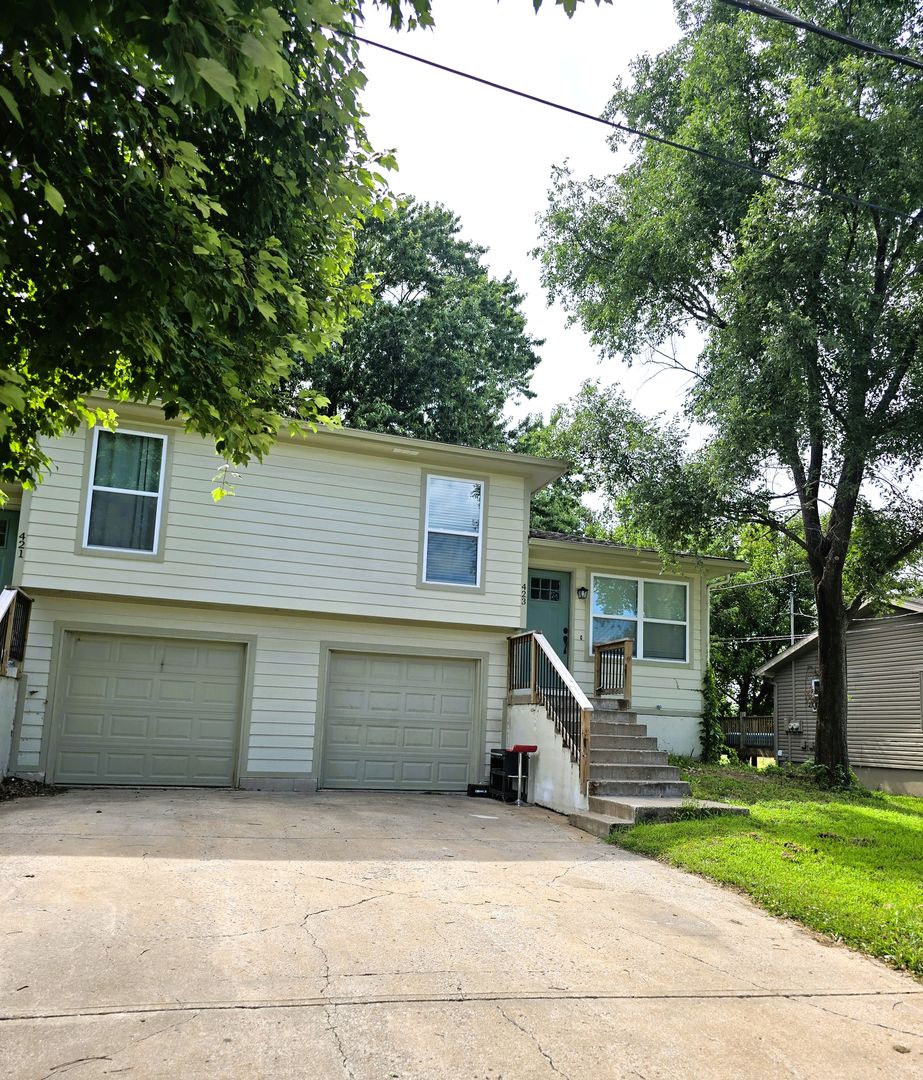 Olathe Apartment: 421 – 423 North Marion Street