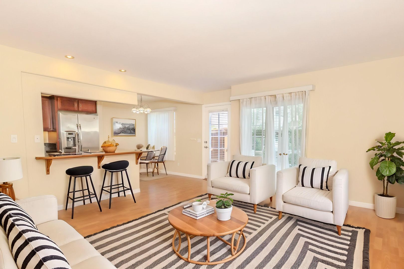 San Diego Apartment: 5252 Balboa Arms #155