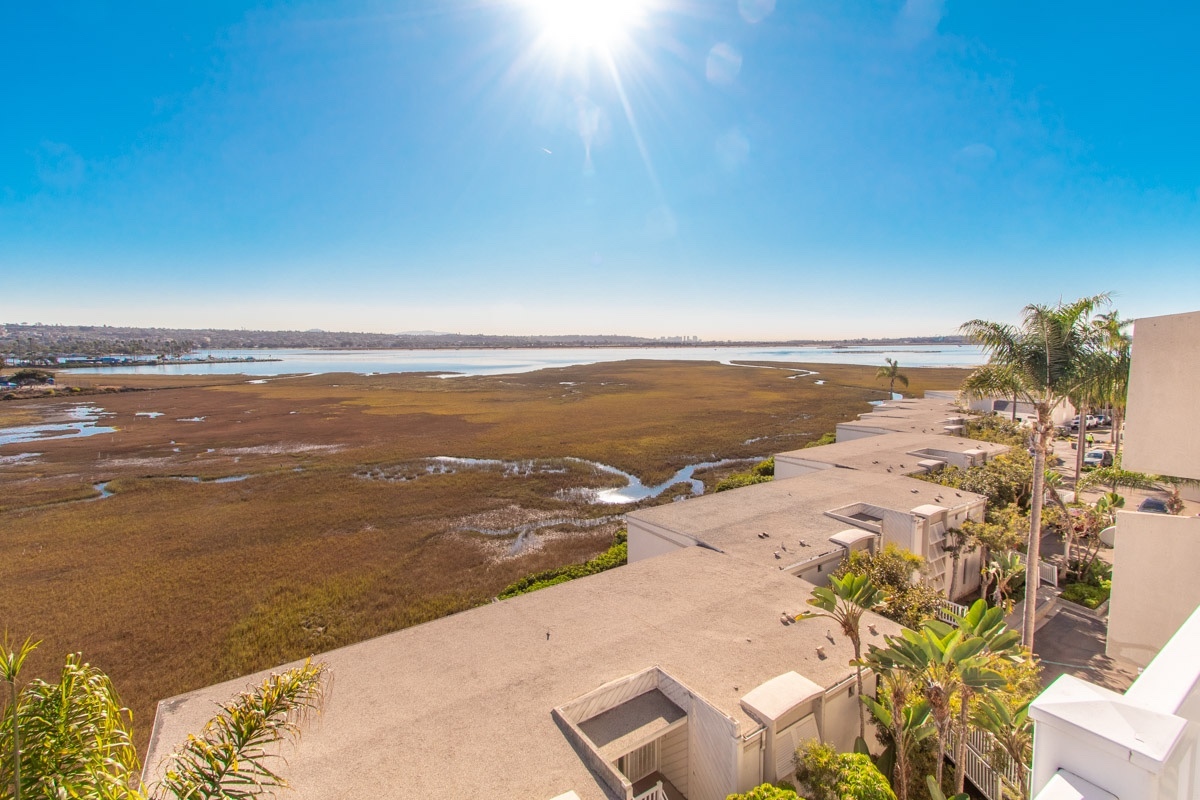 San Diego Apartment: 4015 Crown Point Dr.
