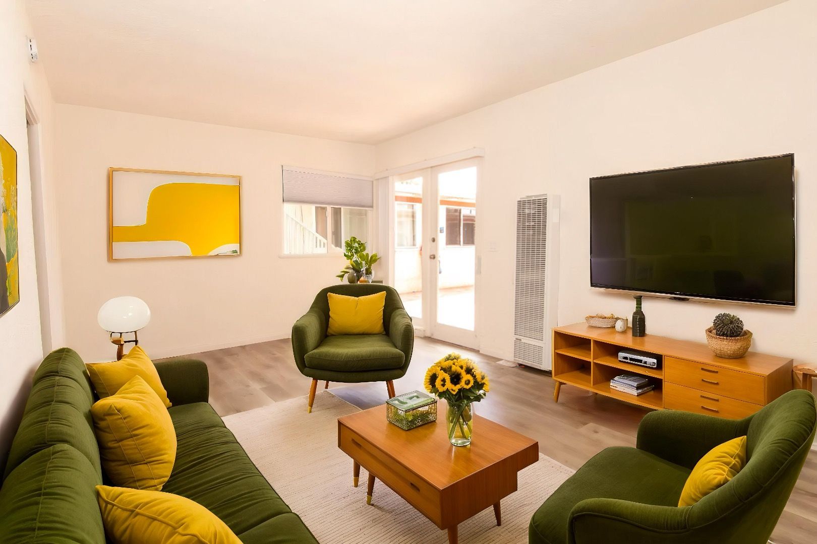 San Diego Apartment: 2076 Garnet Avenue