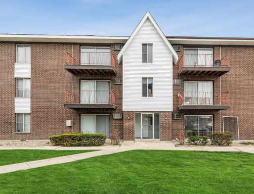 Spacious Upgraded two-bedroom one bath third floor unit with Stainless Steel Fridge, stove, dishwasher and microwave. Must see!!!tove with new flooring. A must see!!!