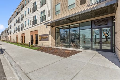 Bright 2 Bed | 2 Bath | In-Unit W/D | Oak Forest | Available Now – photo 1
