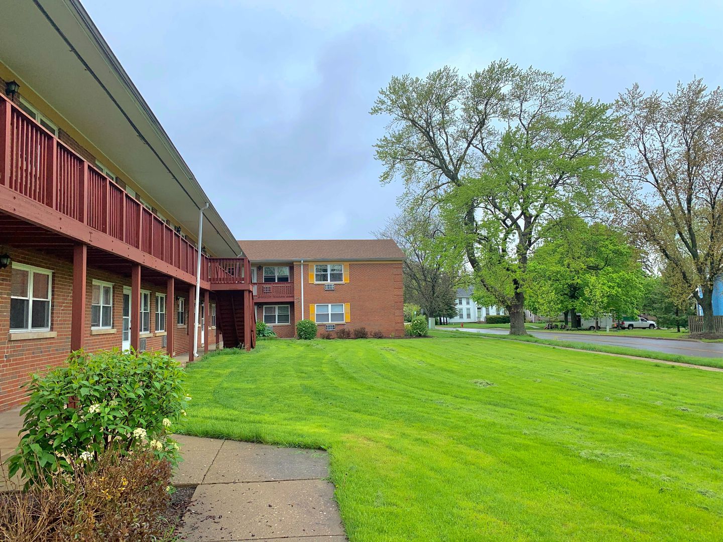 Palatine Apartment: 410-440 W. Palatine Road