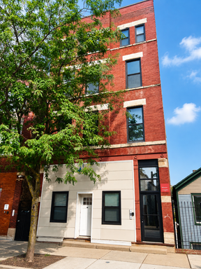 Updated 2-Bedroom Apartment in Pilsen! – photo 1