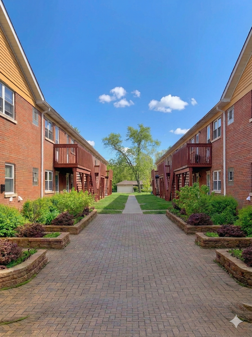 Palatine Apartment: 410-440 W. Palatine Road