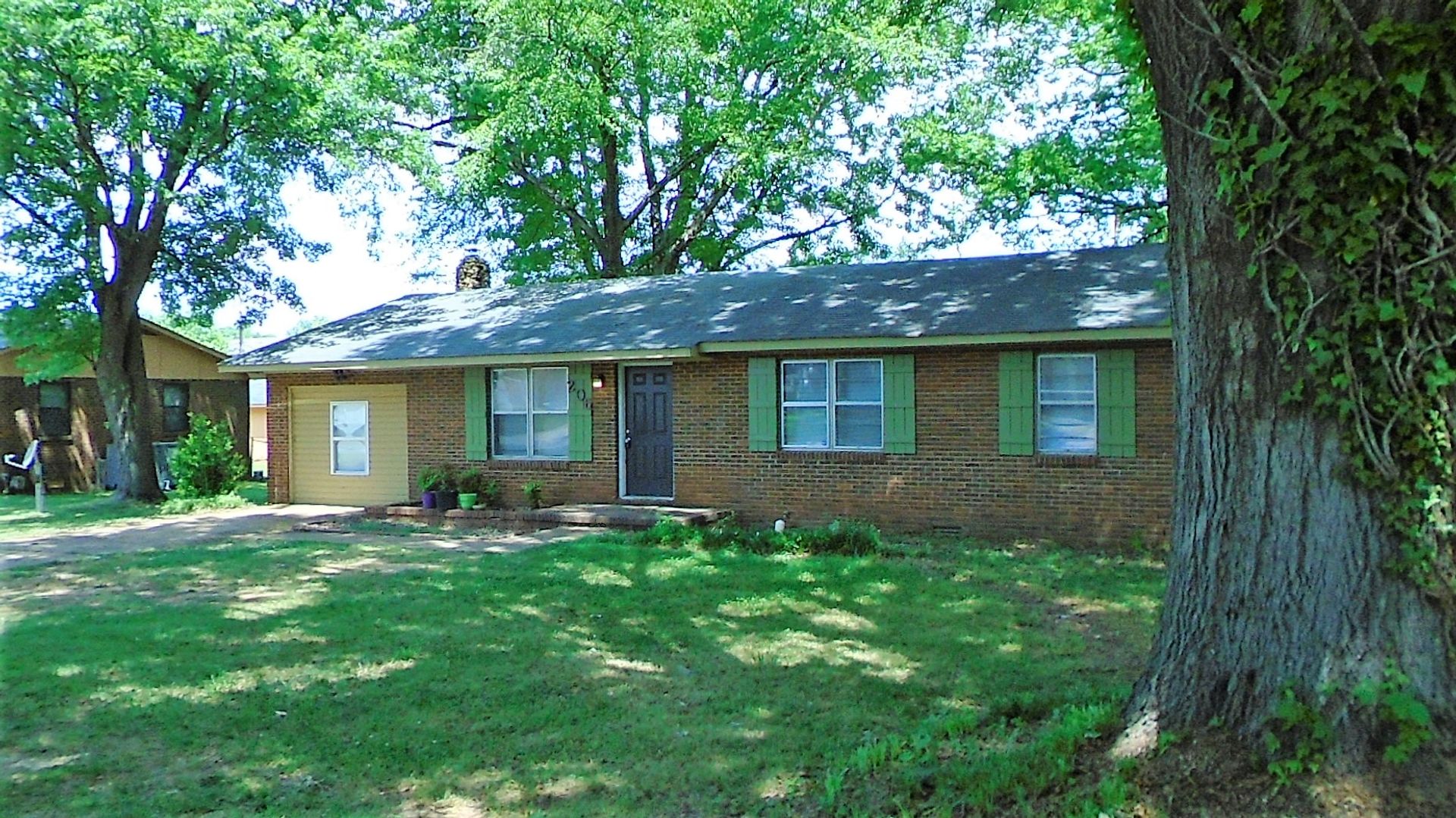 Decatur House: 206 Larkwood St. SW