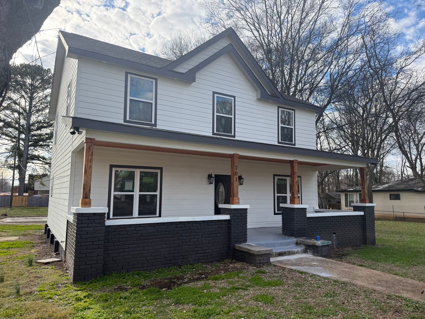 Sheffield House: 701 18th St