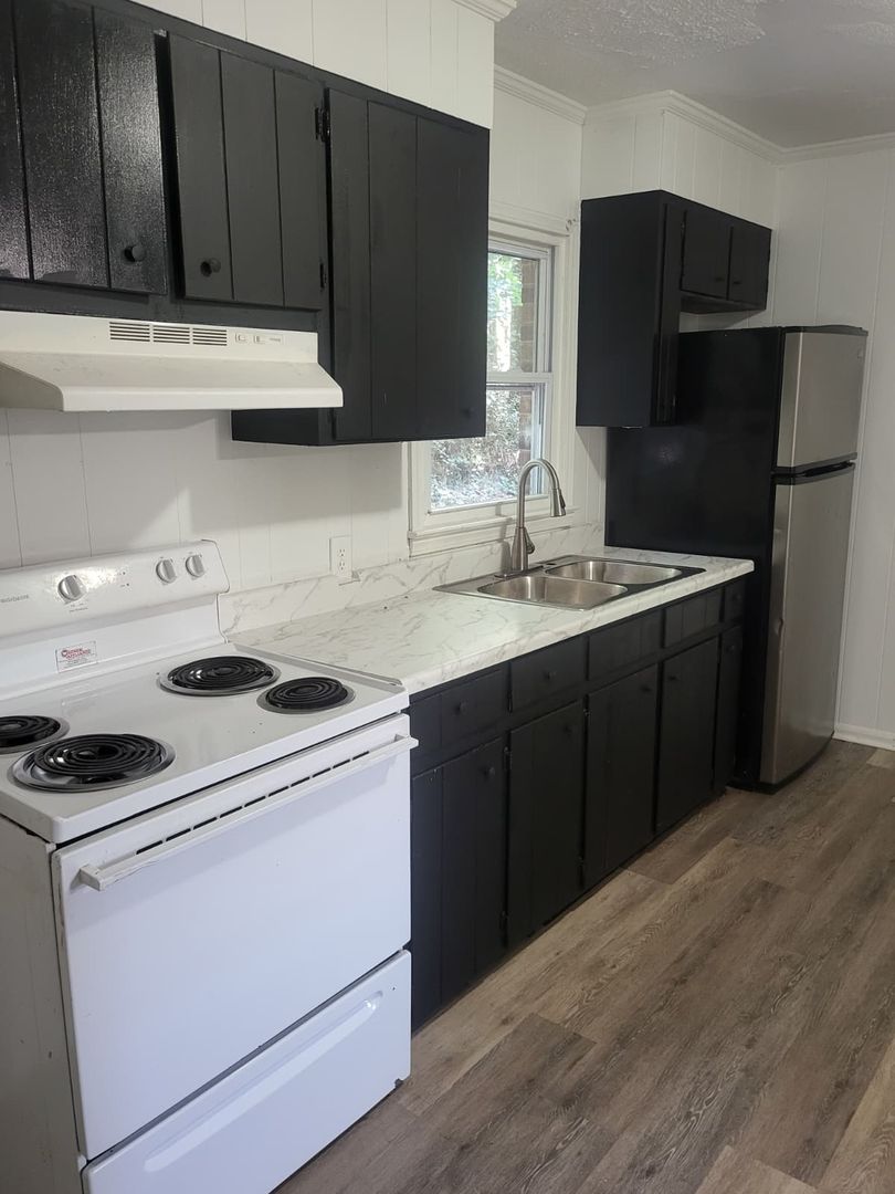 Thomasville Apartment: 200 Memorial Park Dr