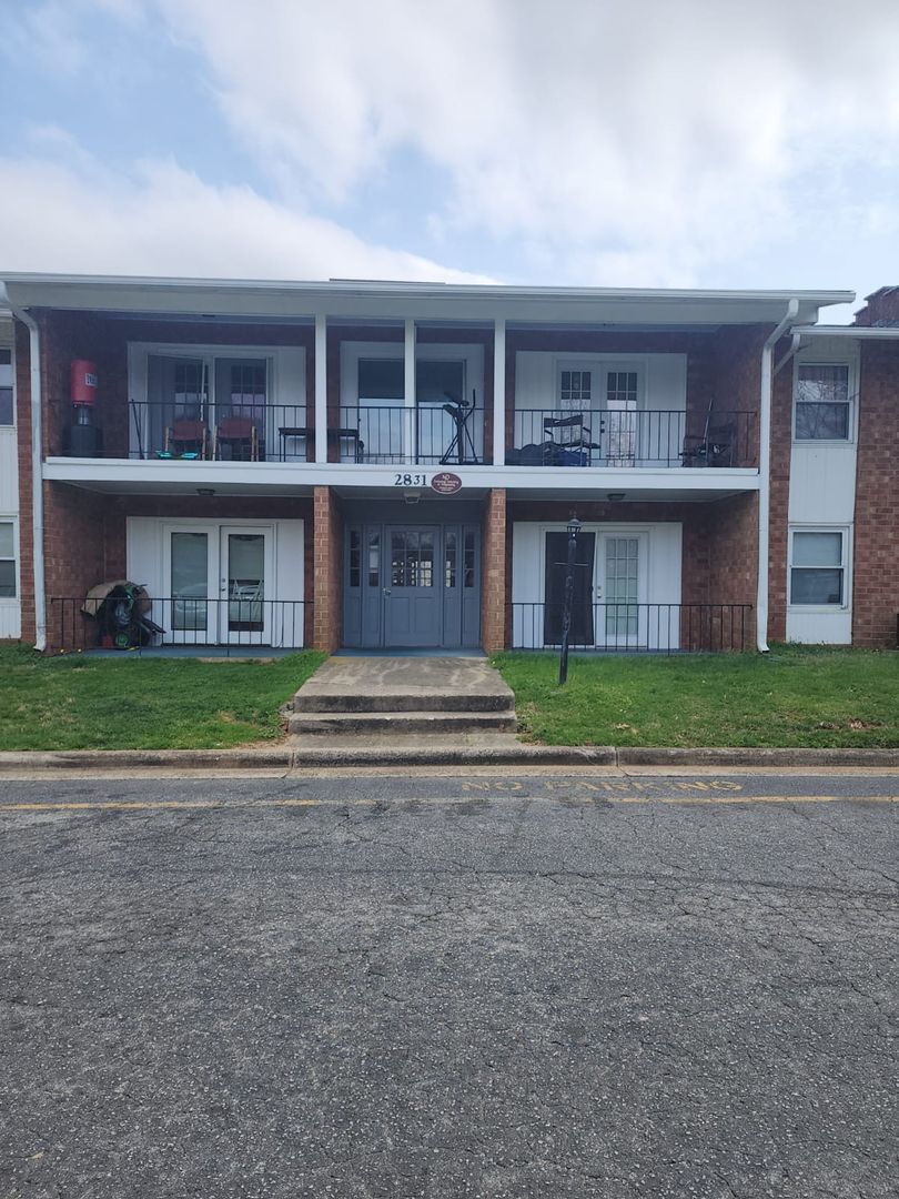 Greensboro Townhome: 2831 N Ohenry Blvd