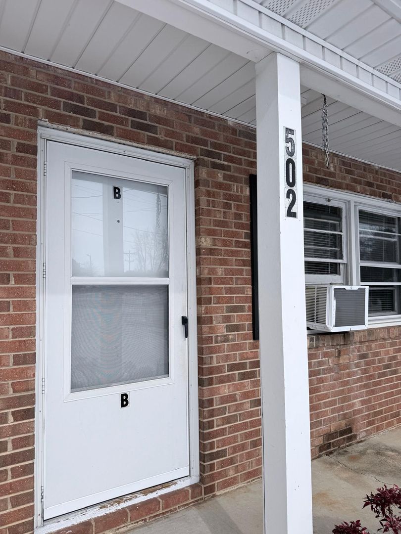 Archdale Apartment: 502 A-C Playground Road