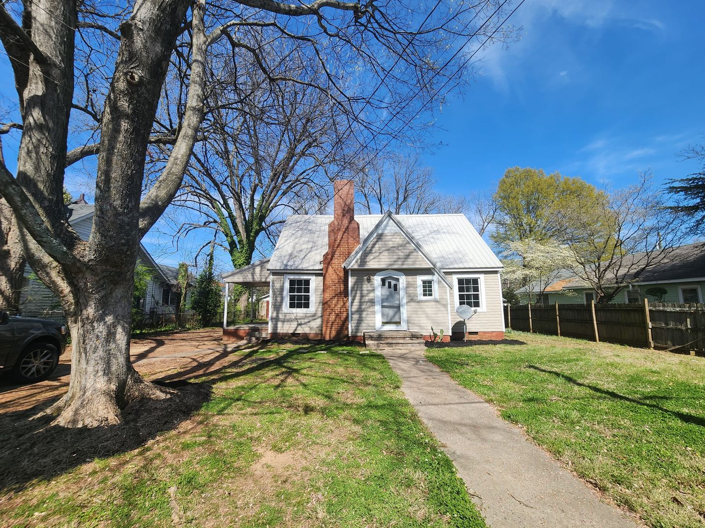 Lexington House: 304 W 8th Ave