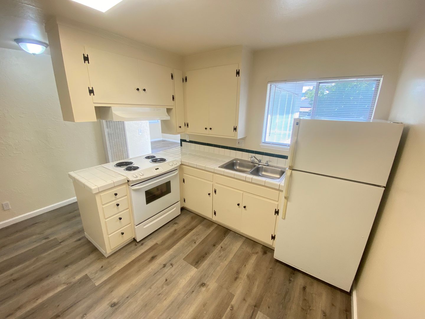 Emeryville Apartment: 4343 Essex St