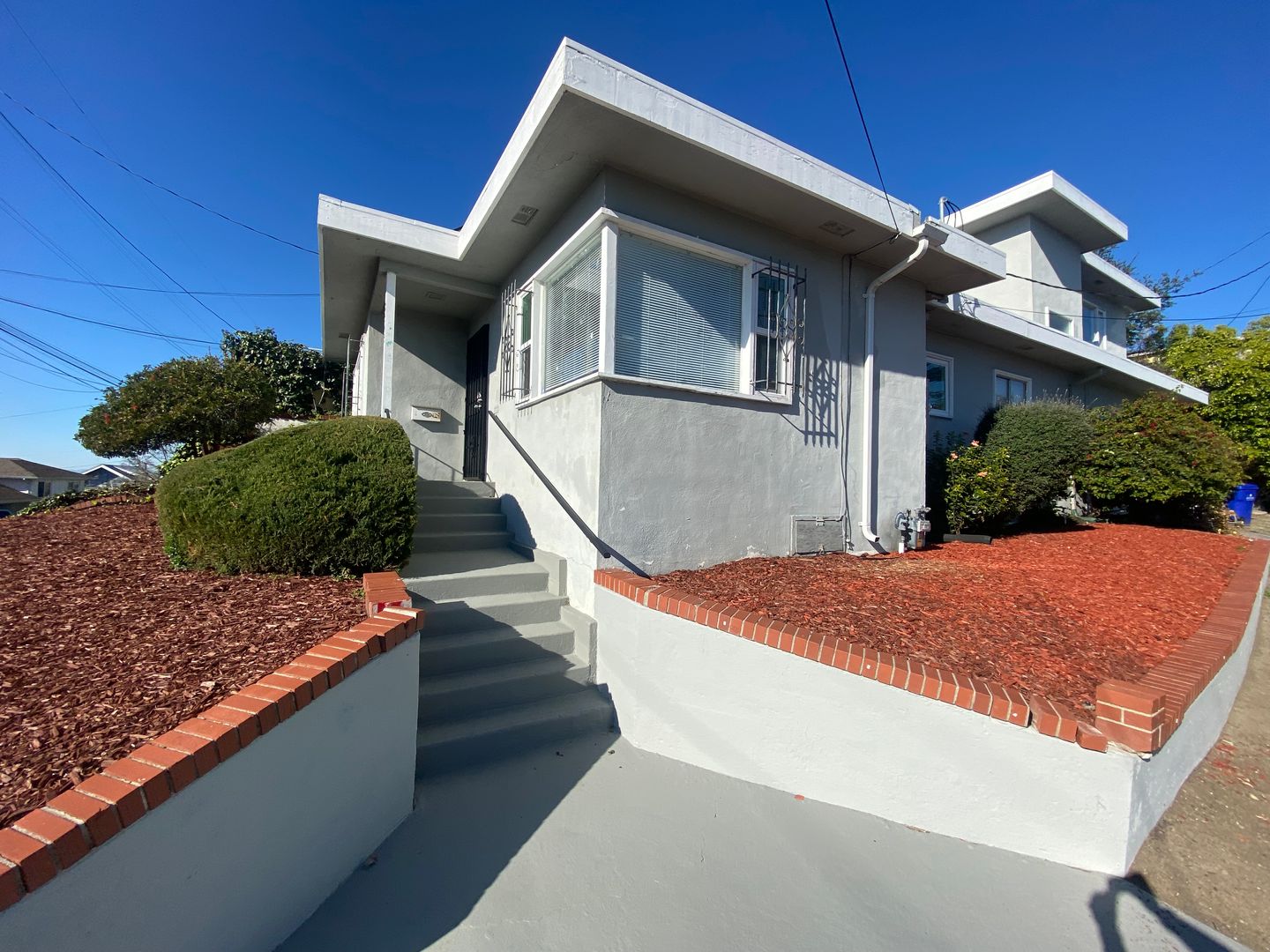 Oakland House: 2545 Truman Ave