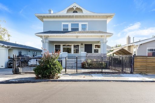 Bright Upstairs 1 Bedroom, 1 Bathroom Home in Oakland's Dimond District – photo 1