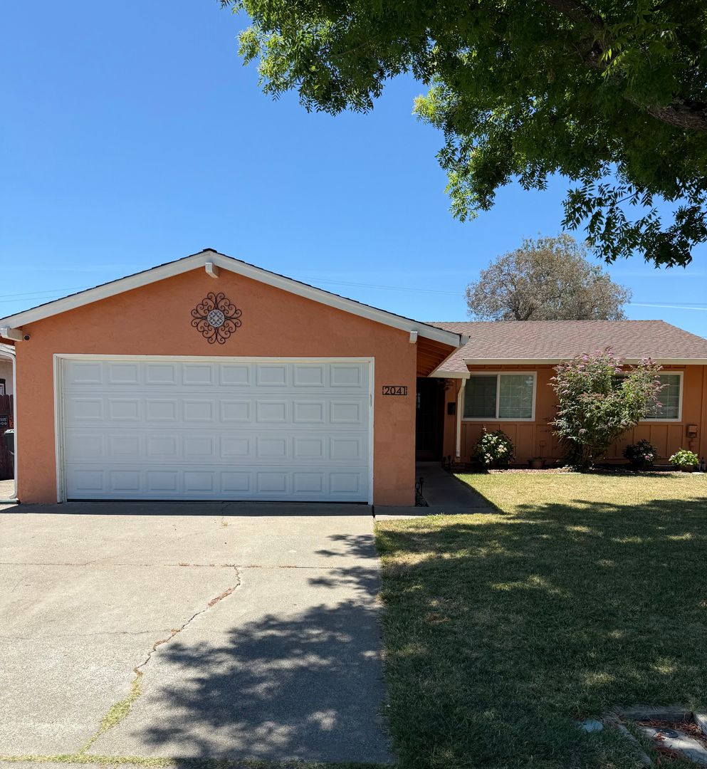 Fairfield House: 2041 Robin Dr