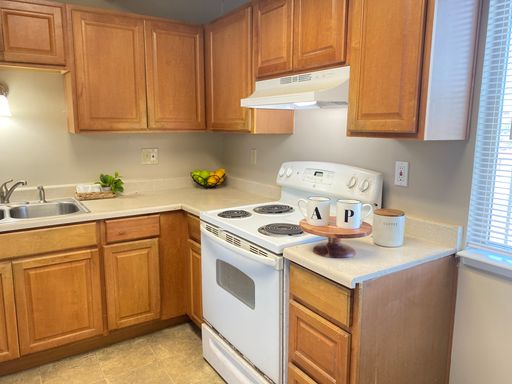 Sunny & Spacious Two Bedroom Richmond Apartment W/ Parking – photo 1
