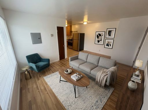 Top Floor, Two Bedroom Apartment W Parking & Private Patio! – photo 1