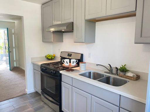Spacious & Bright Top Floor Apartment W/ Parking & W/D! – photo 1