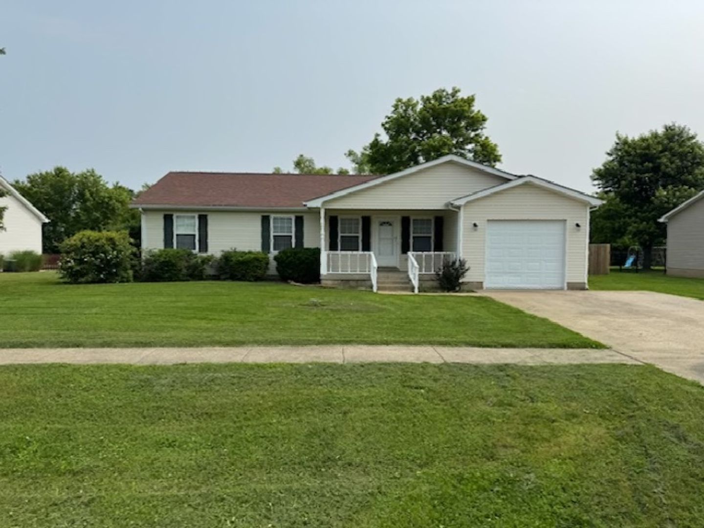 Vine Grove House: 394 Valley View Drive