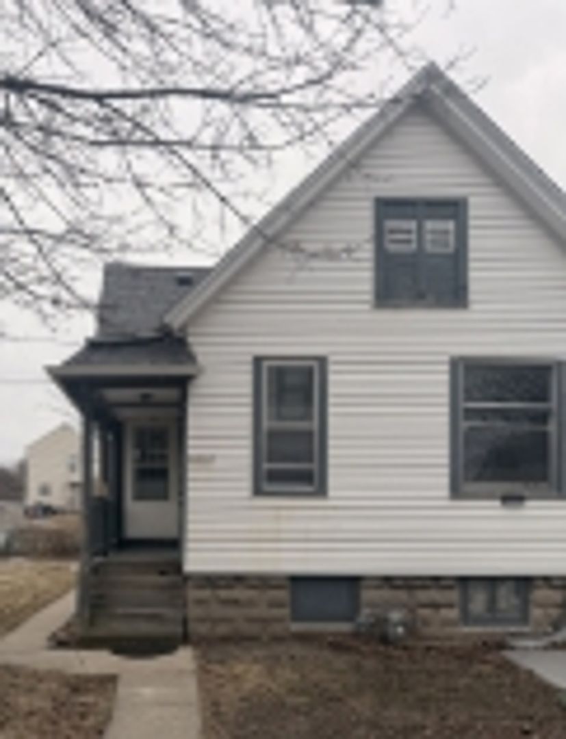 Milwaukee Apartment: 2549 North Vel R. Phillips Avenue