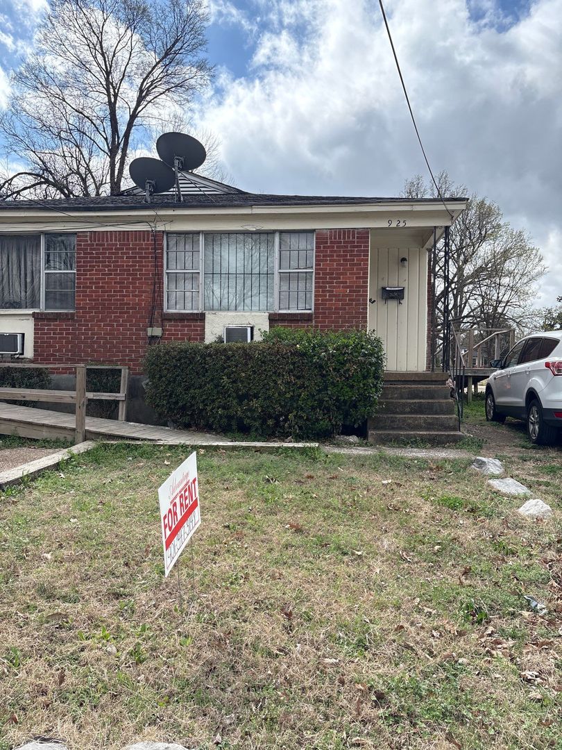 Memphis House: 925 Lee Ave
