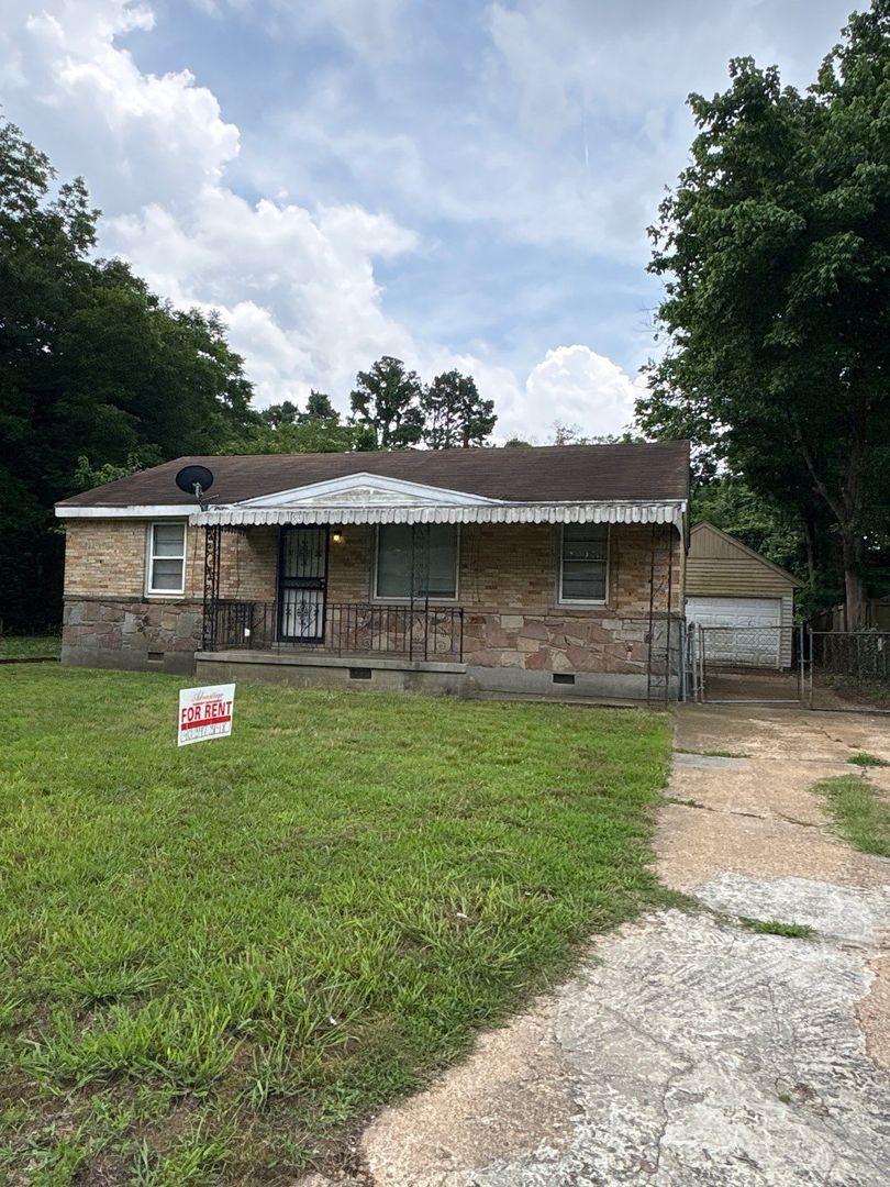 Memphis House: 1541 Roosevelt Ave.